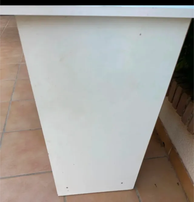 Escritorio blanco con cajones y estanterías