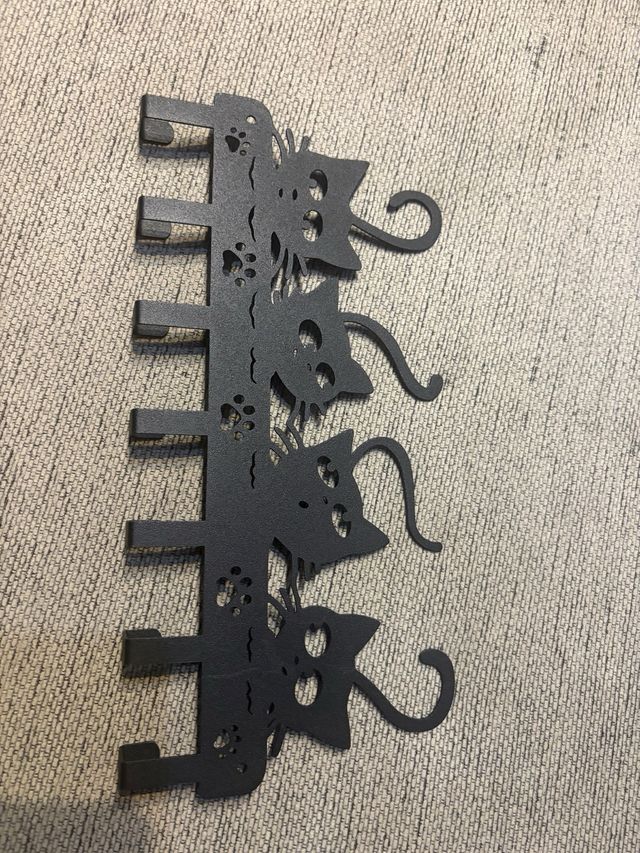 Perchero de metal con diseño de gatos