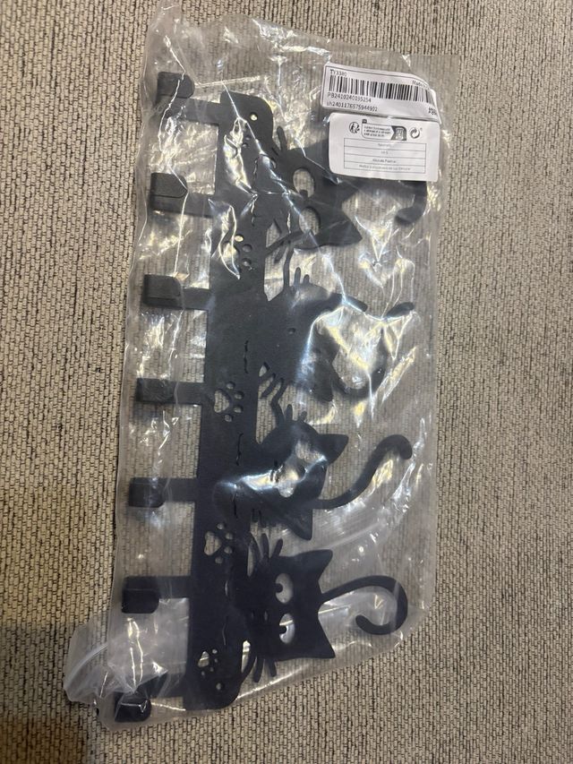 Perchero de metal con diseño de gatos