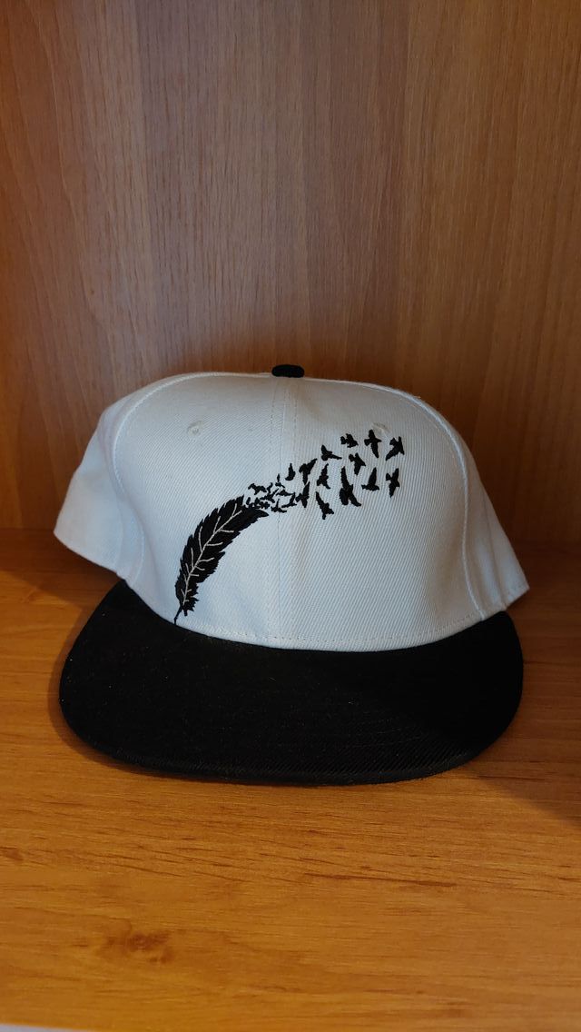 Cappello snapback bianco e nero