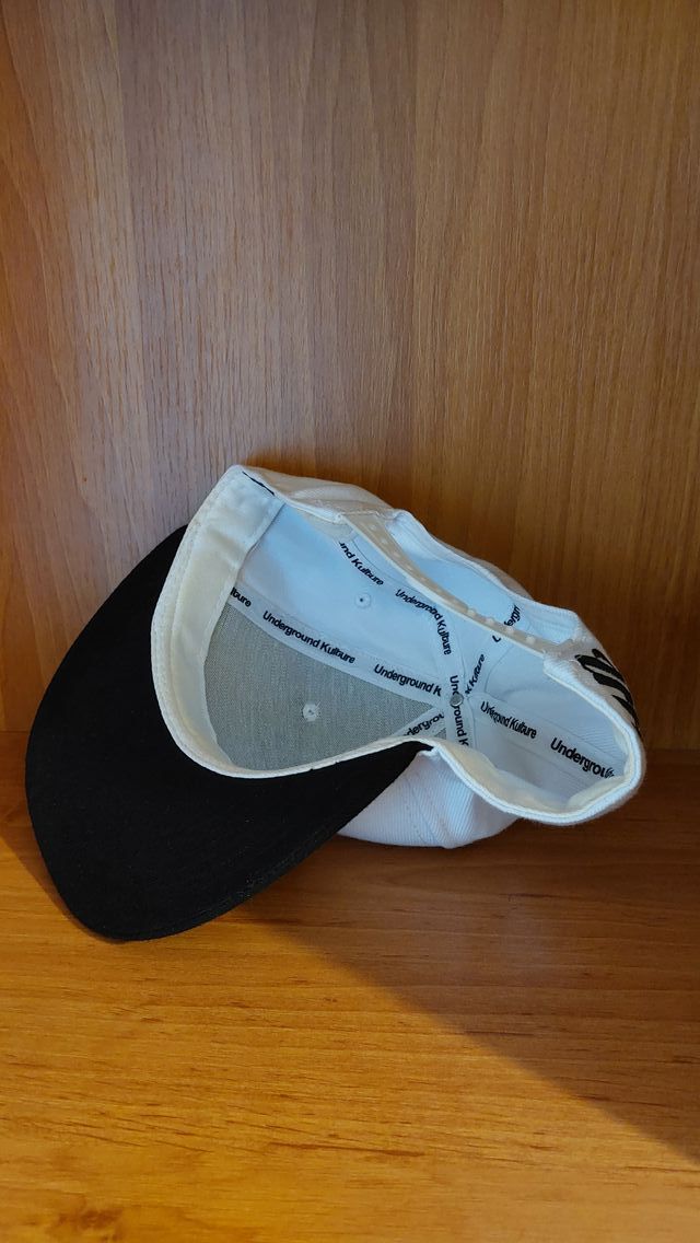 Cappello snapback bianco e nero