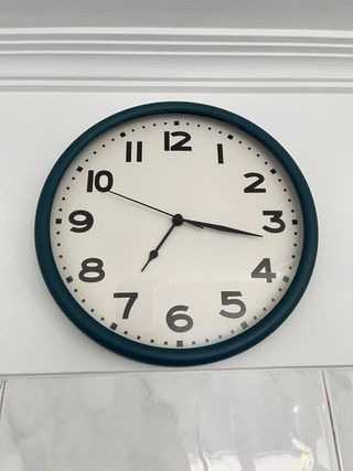 Reloj de pared azul verdoso