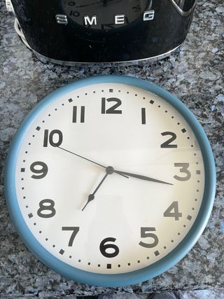 Reloj de pared azul verdoso