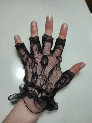 Guantes negros de encaje sin dedos y con volantes