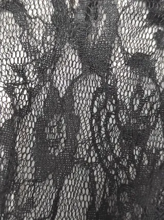 Guantes negros de encaje sin dedos y con volantes