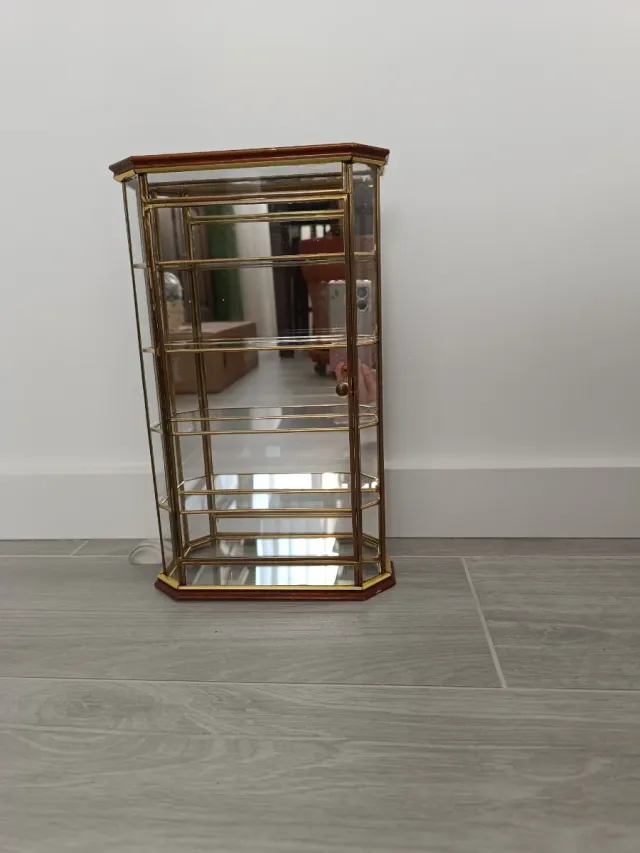 Vitrina expositora de cristal y latón
