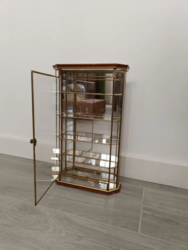 Vitrina expositora de cristal y latón