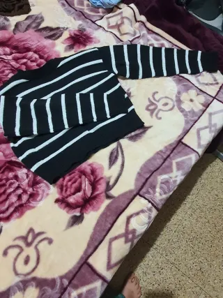 Camiseta de rayas negras y blancas