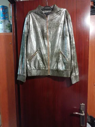 Cazadora brillo color gris con brillo