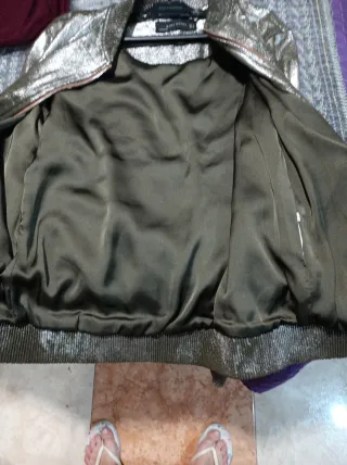 Cazadora brillo color gris con brillo