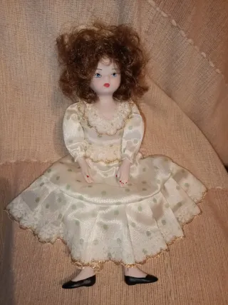 Muñeca antigua de porcelana