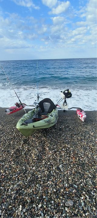 Kayak de pesca con estabilizador