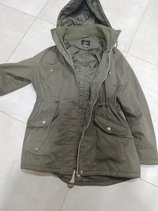 Parka verde con capucha