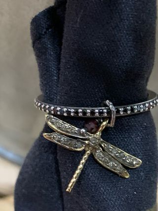 Anillo circonitas negras y libélula.