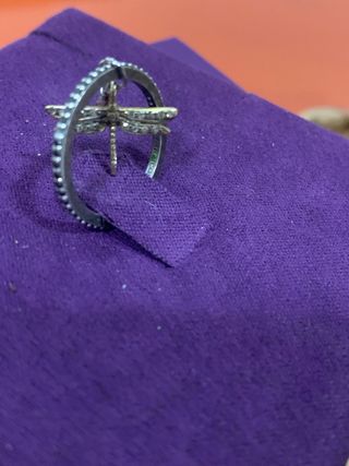 Anillo circonitas negras y libélula.