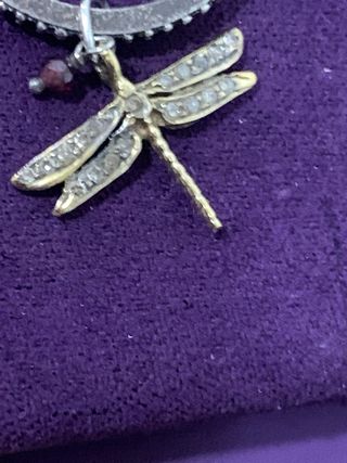 Anillo circonitas negras y libélula.