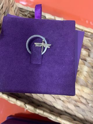 Anillo circonitas negras y libélula.