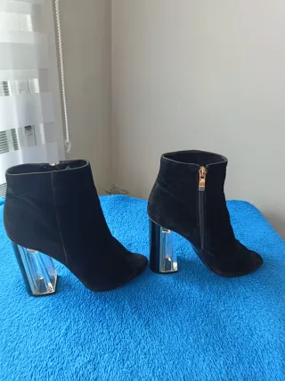 BOTINES Y BOTAS ( 2 usos desfiles) IMPECABLES