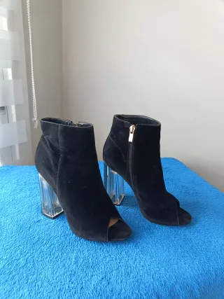 BOTINES Y BOTAS ( 2 usos desfiles) IMPECABLES