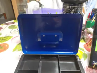 Caja Fuerte Azul Metálica  son 2 cajas iguales