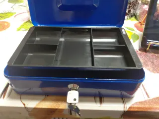Caja Fuerte Azul Metálica  son 2 cajas iguales