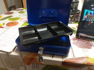 Caja Fuerte Azul Metálica  son 2 cajas iguales