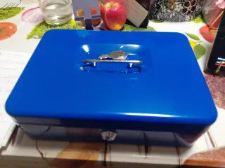 Caja Fuerte Azul Metálica  son 2 cajas iguales