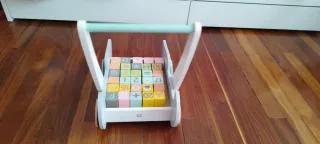 Carrito de madera con bloques