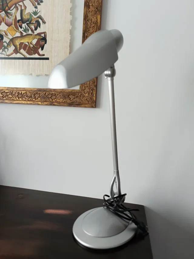 Lámpara de escritorio plateada