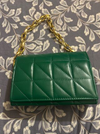 Bolso verde acolchado con cadena dorada