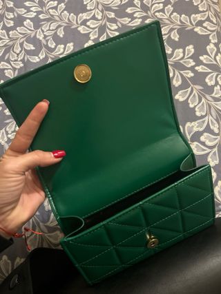 Bolso verde acolchado con cadena dorada