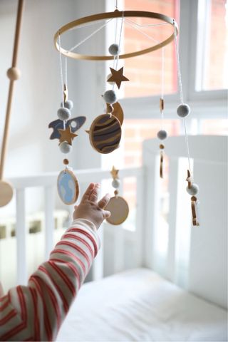 Móvil musical madera cuna espacial