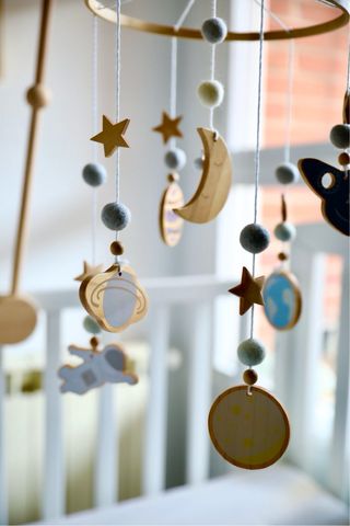 Móvil musical madera cuna espacial