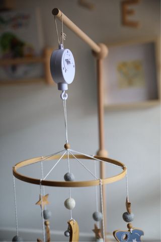 Móvil musical madera cuna espacial