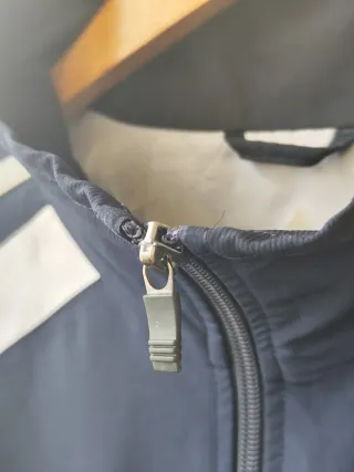 Chaqueta deportiva Adidas azul y blanca