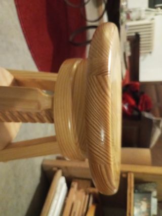 Silla de madera hecha a mano con de rosquiyo.