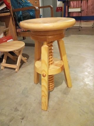 Silla de madera hecha a mano con de rosquiyo.