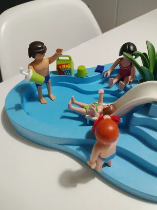 Piscina Playmobil con tobogán y figuras