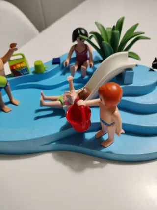 Piscina Playmobil con tobogán y figuras