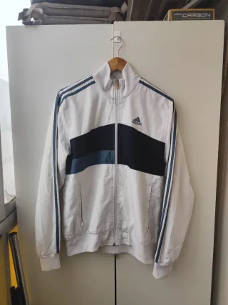Chaqueta deportiva Adidas blanca y azul