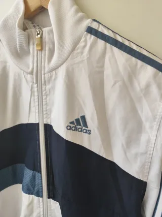 Chaqueta deportiva Adidas blanca y azul