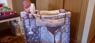 Cuna de muñecas.Tiene varios departamentos .