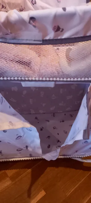 Cuna de muñecas.Tiene varios departamentos .