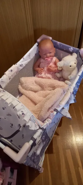 Cuna de muñecas.Tiene varios departamentos .