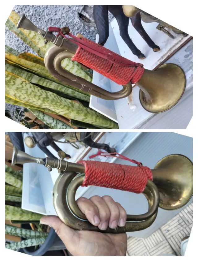 Corneta antigua de latón con cuerda roja