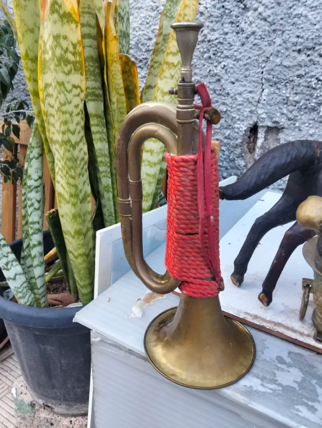 Corneta antigua de latón con cuerda roja