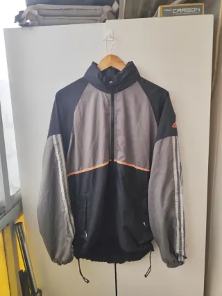 Chaqueta Adidas Impermeable Negra y Gris