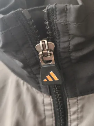 Chaqueta Adidas Impermeable Negra y Gris