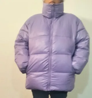 Chaqueta plumífero lila.