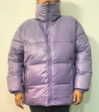 Chaqueta plumífero lila.